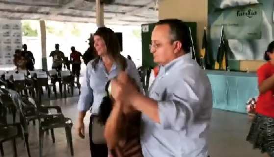 Em evento realizado neste final de semana, o tucano caiu na dança com uma eleitora.