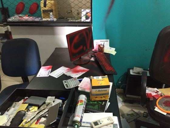 Os bandidos picharam paredes e computadores com mensagens do Comando Vermelho.