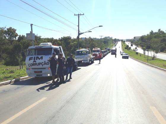 Veículos na Avenida do CPA, antes de iniciar o buzinaço por Cuiabá.