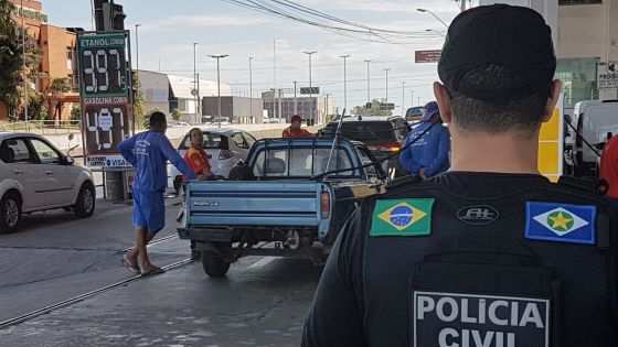 O dono do posto foi levado pata a delegacia após a constatação do crime.