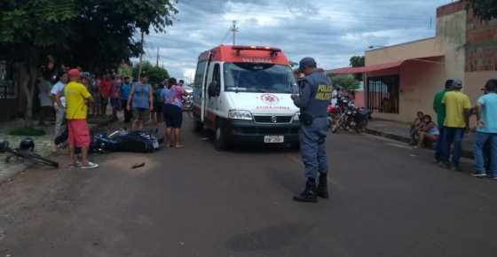 O motociclista foi socorrido pela equipe do Samu e levado à UPA.