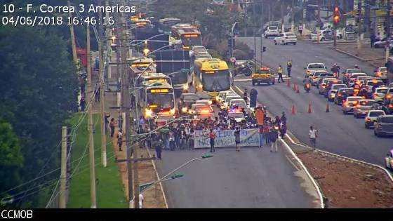 A manifestação de alunos e professores da UFMT segue pela Avenida Fernando Corrêa em Cuiabá.