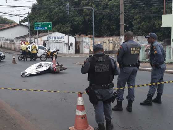 O vigilante foi morto enquanto esperava o semáforo da avenida abrir.