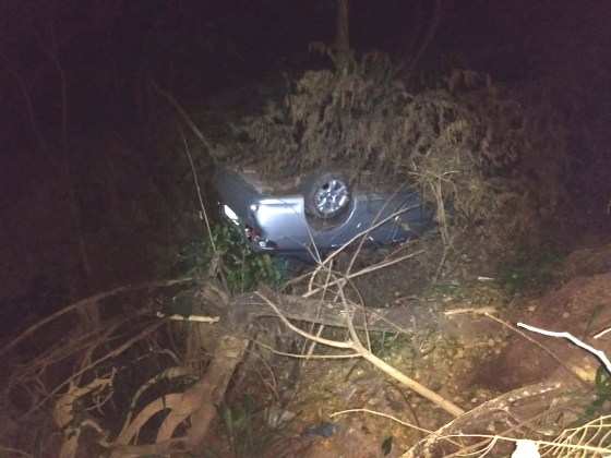 Os bandidos capotaram o carro em uma ribanaceira em Várzea Grande.