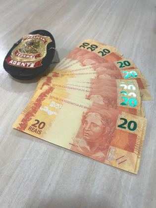 Dinheiro falso foi apreendido pela Polícia Federal.