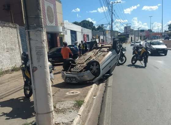O veículo capotou após atingir o meio-fio da avenida.