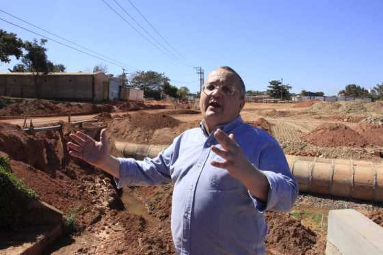 O governador Pedro Taques enfatizou o nome de um córrego que cruza a região.