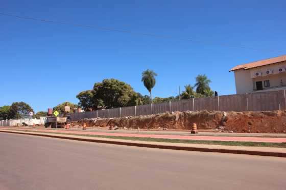 O antigo muro foi construído 'invadindo' área da MT-251, em área urbana de Cuiabá.