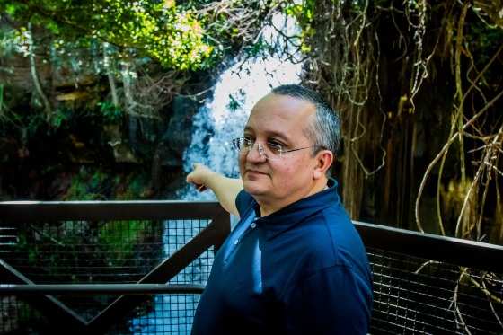 O governador Pedro Taques durante a reinauguração do Complexo Turístico da Salgadeira.