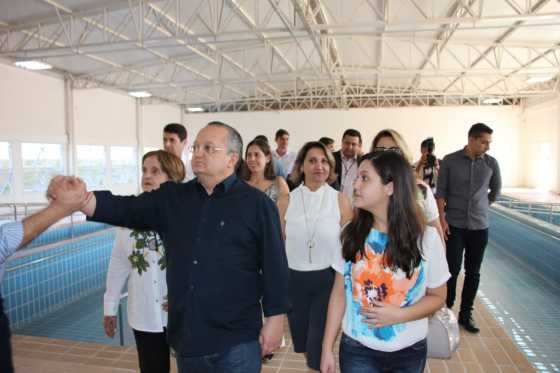 O governador Pedro Taques circulou com a filha pela obra do novo Cridac nesta terça-feira.