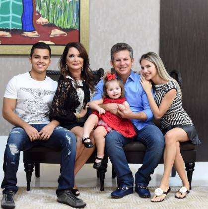 Ex-prefeito de Cuiabá Mauro Mendes aparece em foto ao lado de sua família.