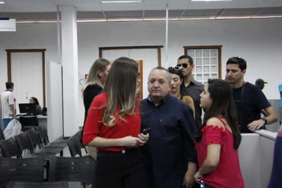 Publicitária Marina Marchió acompanhou o governador Pedro Taques e a filha dele, Renata Taques na inauguração da reforma do Ganha Tempo.