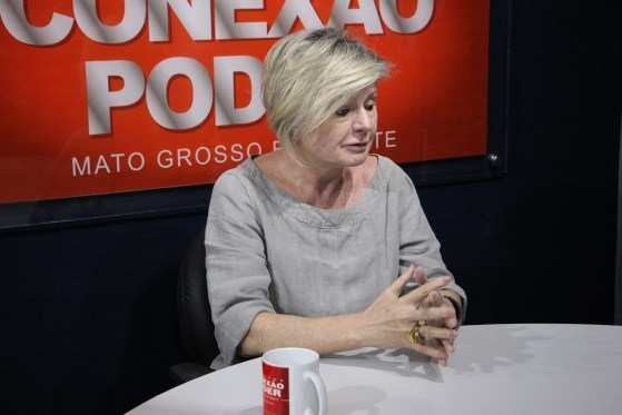 Margareth Buzetti, na bancada do Conexão Poder.