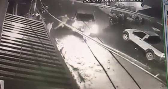 Vídeo mostra o momento em que o veículo atinge dois pedestres.