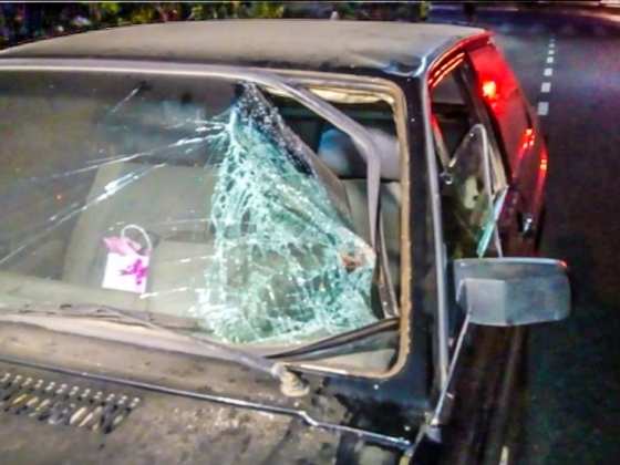 Com o impacto, a vítima foi arremessada contra o para-brisa do carro.