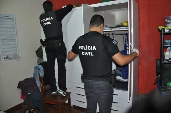 Os investigadores encontraram dinheiro e drogas .