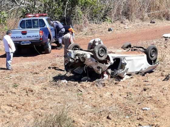 O Toyota Etios ficou destruído após capotar várias vezes.