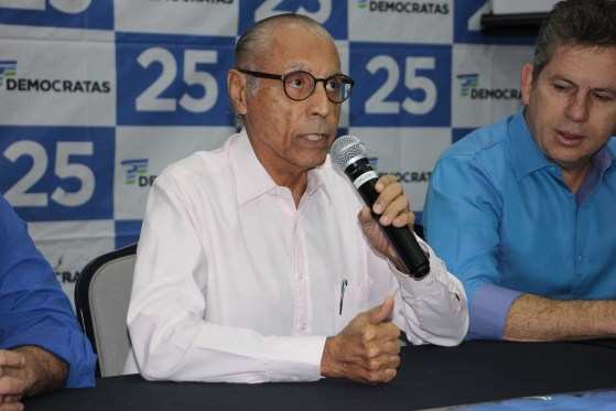 Júlio Campos (camisa branca) ao lado do governador Mauro Mendes, durante convenção do Democratas