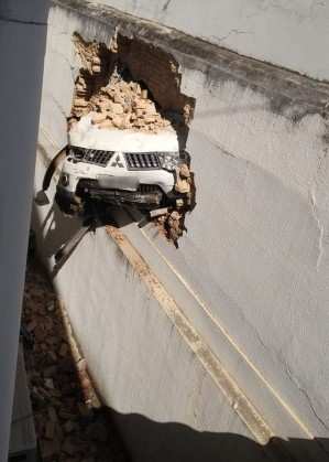 O carro subiu na calçada e só parou quando atravessou o muro.