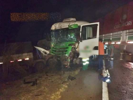 Duas carretas, um Corolla e uma Amarok se chocaram no local, deixando o trânsito interrompido por mais de sete horas.