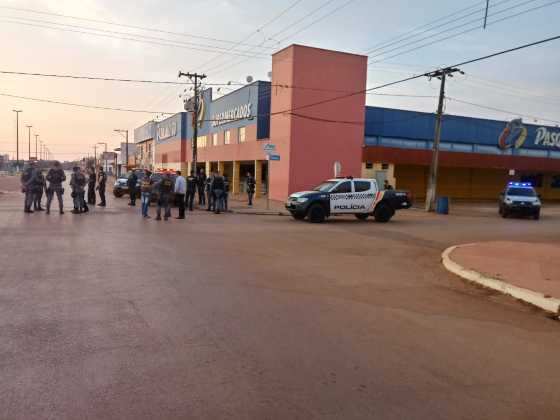 A polícia cercou a agência para capturar os bandidos.