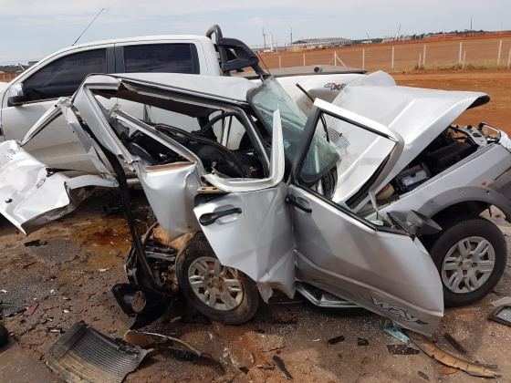 O Uno em que o motorista estava ficou completamente destruído.