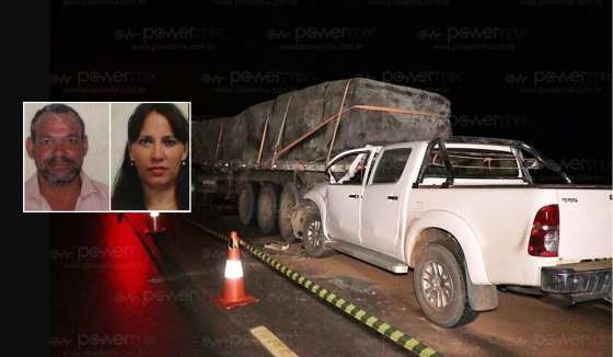 A caminhonete entrou embaixo da traseira da carreta.