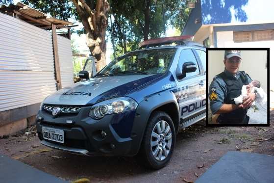 No detalhe, policia segurança criança encontrada em caixa de papelão.