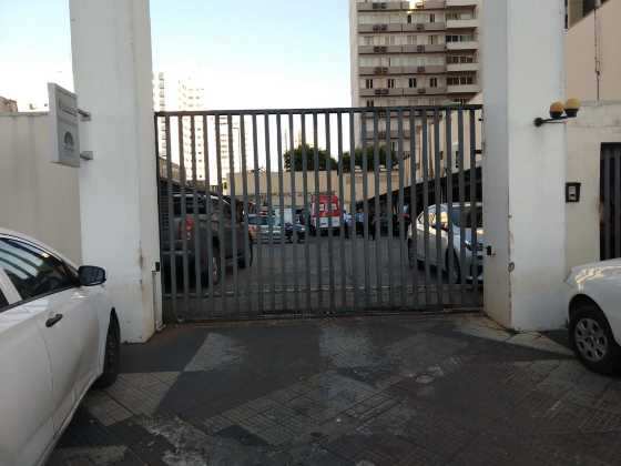 O homem morreu na hora, após a queda do 9° andar do hotel.