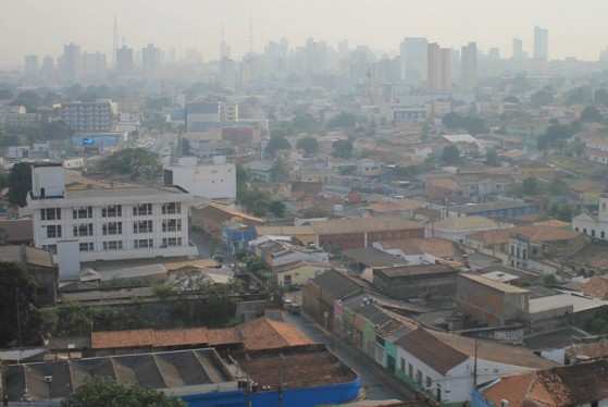 Uma camada de nuvem de fumaça cobriu Cuiabá na manhã desta quarta-feira (12).