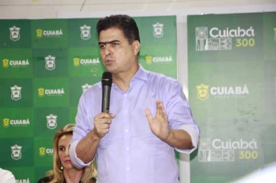 Prefeito Emanuel Pinheiro continua no cargo depois que a Câmara arquivou um pedido de afastamento.