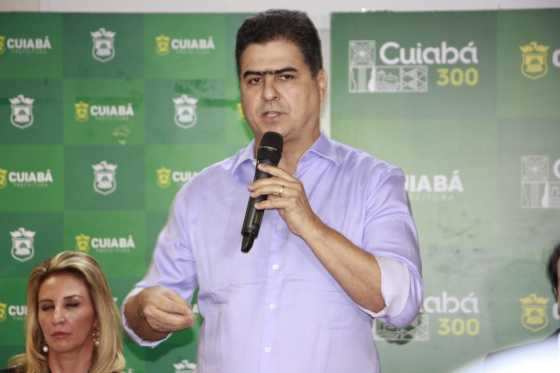 O prefeito Emanuel Pinheiro negocia com professores para evitar paralisação.
