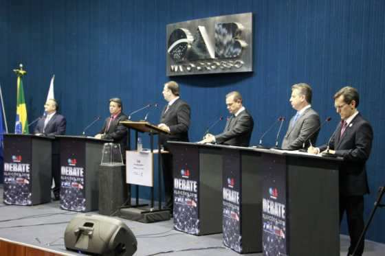 No confronto, os cinco candidatos debateram sobre temas livres.