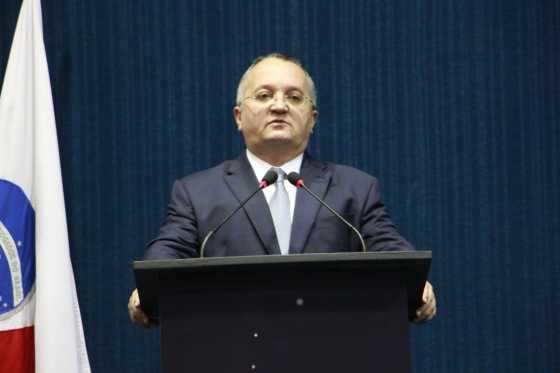 Governador deu declaração minutos antes de participar de um debate na sede da OAB, em Cuiabá.