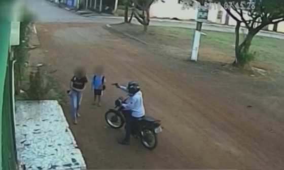 O bandido ameça matar as vítimas com uma arma durante o assalto.