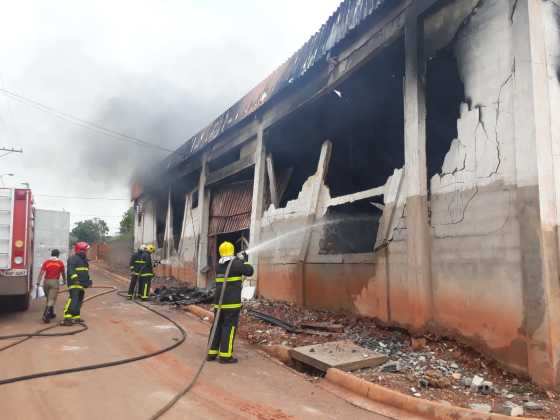 A fumaça pôde ser vista há quilômetros de distância do local do incêndio.