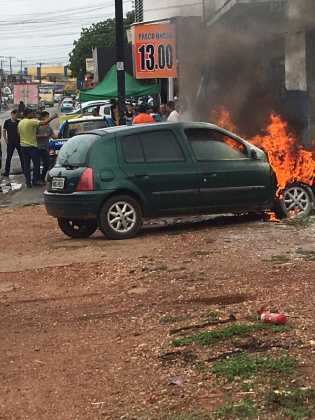Carro pegou fogo em meio à Avenida Couto Magalhães e motorista escapou por pouco.