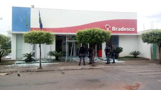 A agência ficou parcialmente destruída após a explosão de bombas.