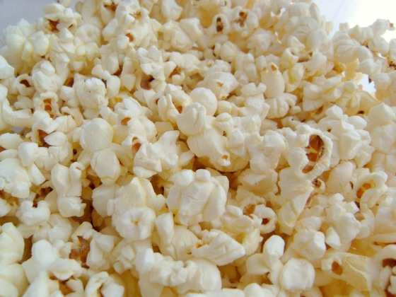 A pipoca saudável deve ser preparada na panela apenas com um fiozinho de azeite ou óleo de coco para estourar o milho. 