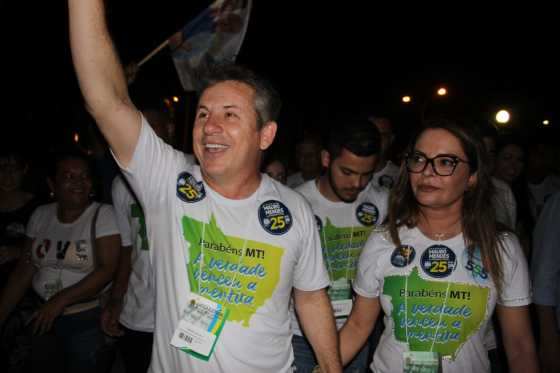 Mauro Mendes esteve na apuração, no Centro de Eventos do Pantanal, neste domingo (7).