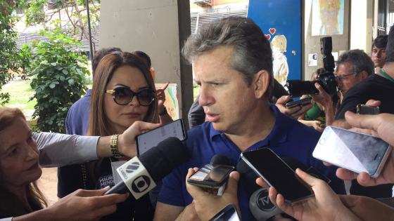 Mauro Mendes conversa com jornalistas no Palácio Paiaguás