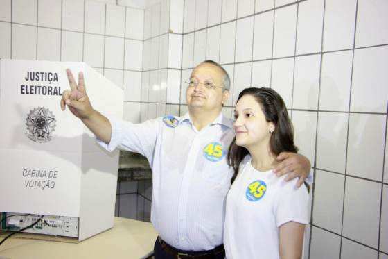 Pedro Taques votou no Aecim Tocantins acompanhado da filha Renata Taques.