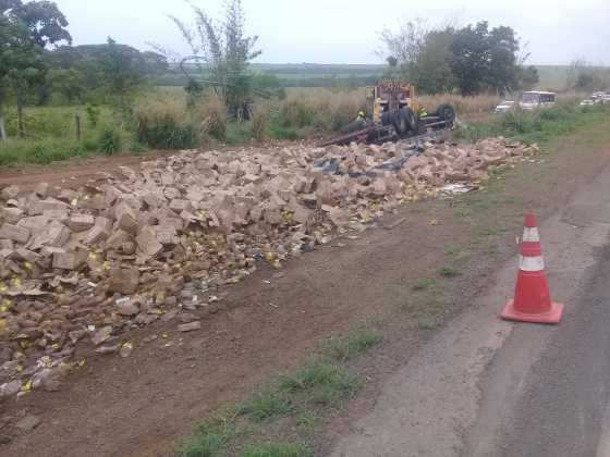 Toda a carga foi esparramada pela rodovia após o tombamento.