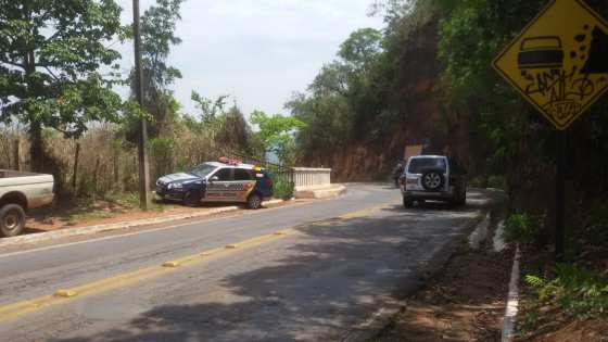 A PM foi acionada por uma pessoa que via a jovem do outro lado da grade de proteção.