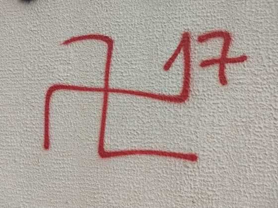 Símbolo nazista foi pixado em muro da universidade e registrado, possivelmente, por um aluno da instituição.