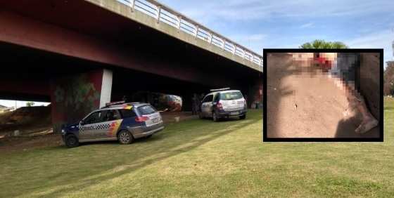 O corpo tinha uma marca de tiro no ombro. O autor da execução não foi identificado pela PM.