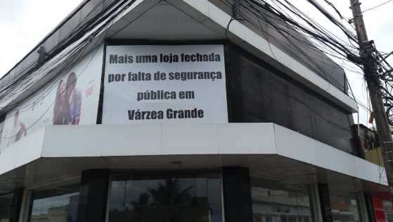 Comerciante colocou uma faixa de protesto reclamando da falta de segurança pública em Várzea Grande.