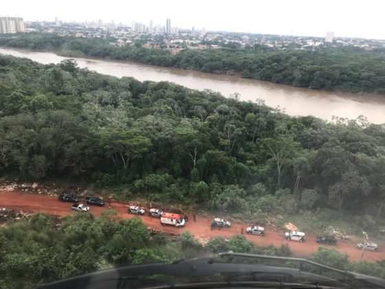 Bombeiro foi levado para uma região de mata na beira do Rio Cuiabá.