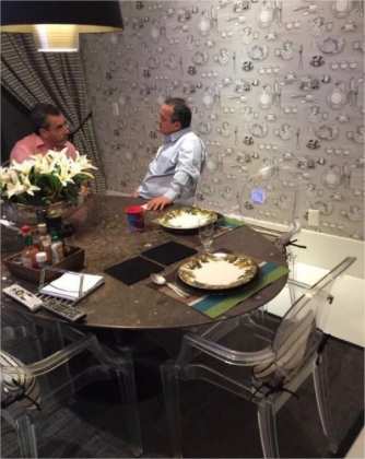 Taques em conversa com Malouf em um jantar informal.