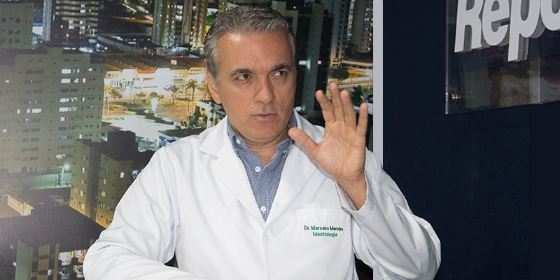 Marcelo Mendes, ginecologista e mastologista, na bancada do RepórterMT.